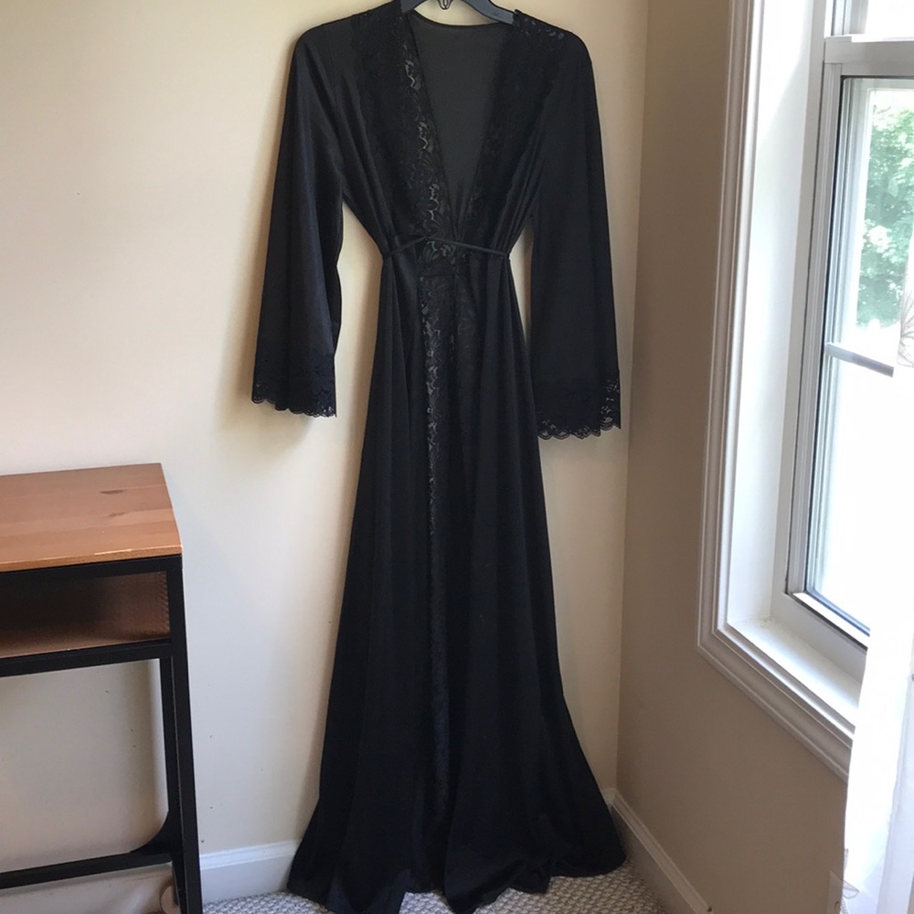 Nise Stevens black robe